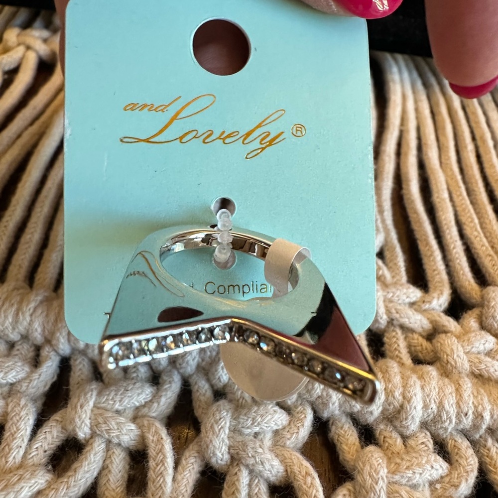 and Lovely Silver Ring with Rhinestones Size 7 NWT‎